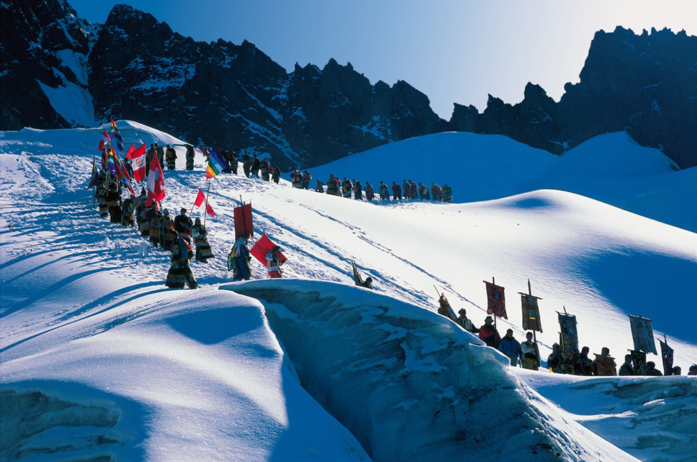 native-traditions-procession-(Ursula-de-Bary)